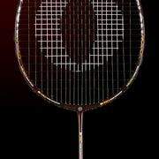 Oliver Badmintonschläger Modell Omex 910, schwarzer Schläger mit goldenem Design vor einem dunklen Hintergrund