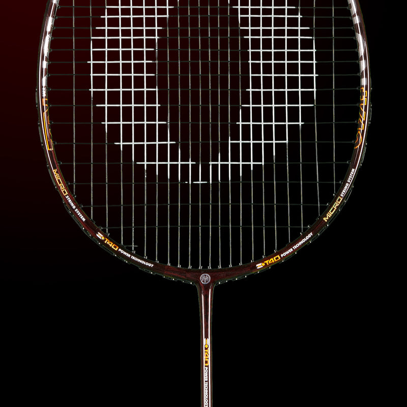Oliver Badmintonschläger Modell Omex 910, schwarzer Schläger mit goldenem Design vor einem dunklen Hintergrund
