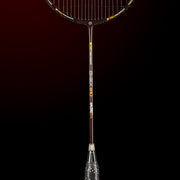 Oliver Badmintonschläger Modell Omex 910, schwarzer Schläger mit goldenem Design und schwarzem Griff vor einem dunklen Hintergrund