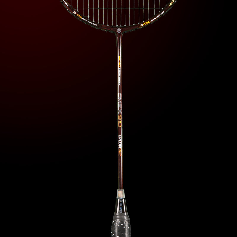 Oliver Badmintonschläger Modell Omex 910, schwarzer Schläger mit goldenem Design und schwarzem Griff vor einem dunklen Hintergrund