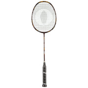 Oliver Badmintonschläger Modell Omex 910, schwarzer Schläger mit goldenem Design und schwarzem Griff vor einem weißen Hintergrund