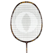 Oliver Badmintonschläger Modell Omex 910, schwarzer Schläger mit goldenem Design vor einem weißen Hintergrund