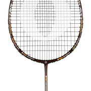 Oliver Badmintonschläger Modell Omex 910, schwarzer Schläger mit goldenem Design vor einem weißen Hintergrund