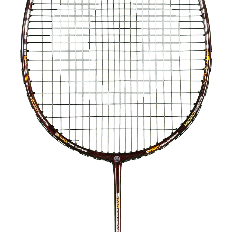 Oliver Badmintonschläger Modell Omex 910, schwarzer Schläger mit goldenem Design vor einem weißen Hintergrund