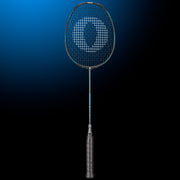 Oliver Badmintonschläger Modell Organic 6, schwarzer Schläger mit blauem Design und schwarzem Griff vor einem dunklen blauen Hintergrund