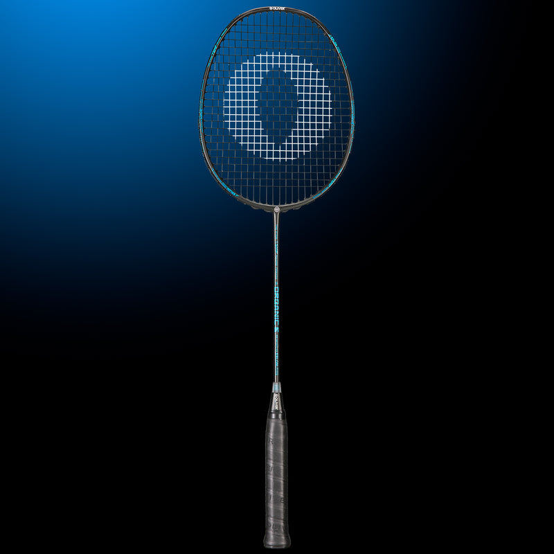 Oliver Badmintonschläger Modell Organic 6, schwarzer Schläger mit blauem Design und schwarzem Griff vor einem dunklen blauen Hintergrund