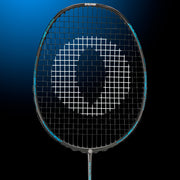 Oliver Badmintonschläger Modell Organic 6, schwarzer Schläger mit blauem Design vor einem dunklen blauen Hintergrund