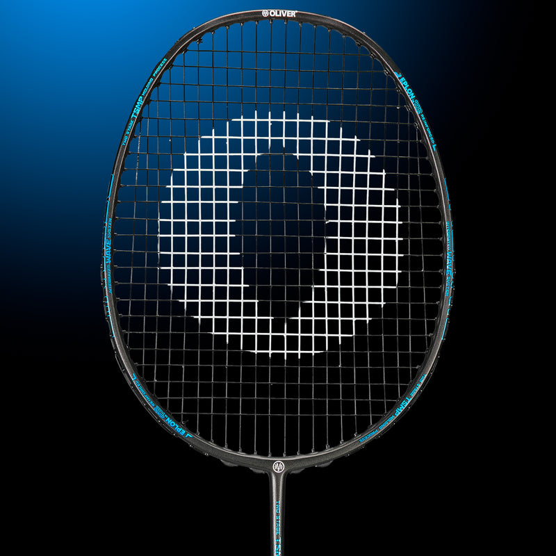 Oliver Badmintonschläger Modell Organic 6, schwarzer Schläger mit blauem Design vor einem dunklen blauen Hintergrund