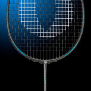 Oliver Badmintonschläger Modell Organic 6, schwarzer Schläger mit blauem Design vor einem dunklen blauen Hintergrund
