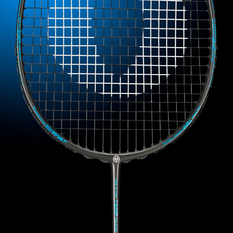 Oliver Badmintonschläger Modell Organic 6, schwarzer Schläger mit blauem Design vor einem dunklen blauen Hintergrund