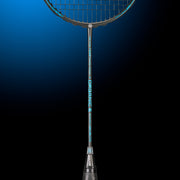 Oliver Badmintonschläger Modell Organic 6, schwarzer Schläger mit blauem Design und schwarzem Griff vor einem dunklen blauen Hintergrund