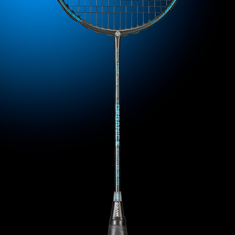 Oliver Badmintonschläger Modell Organic 6, schwarzer Schläger mit blauem Design und schwarzem Griff vor einem dunklen blauen Hintergrund