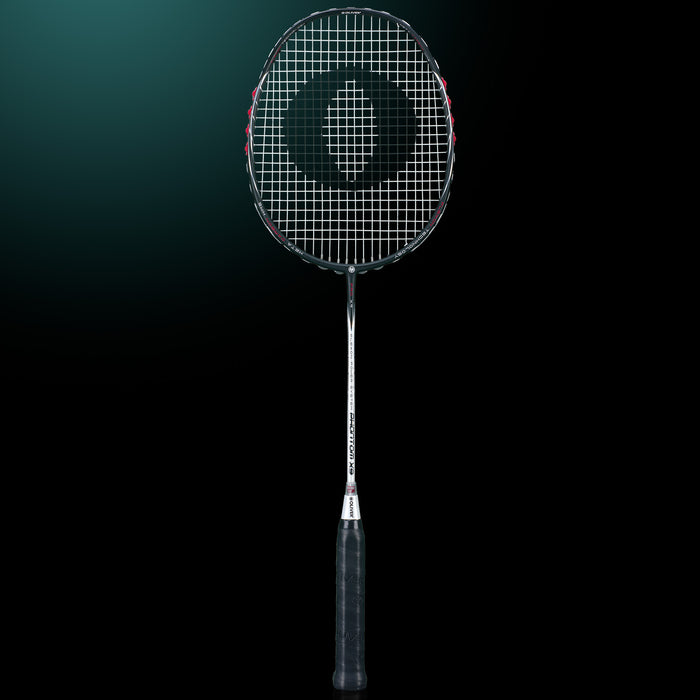 Oliver Badmintonschläger Modell Phantom X9, schwarz-weißer Schläger mit schwarzem Griff vor einem dunklen Hintergrund