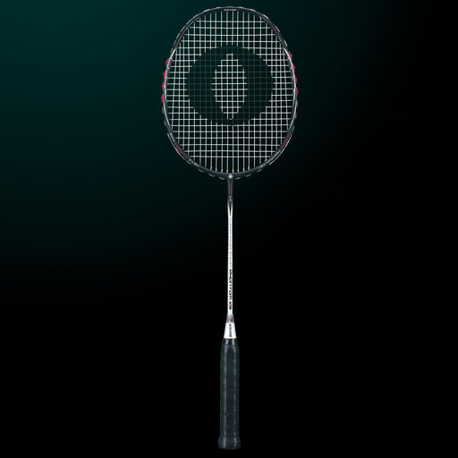 Oliver Badmintonschläger Modell Phantom X9, schwarz-weißer Schläger mit schwarzem Griff vor einem dunklen Hintergrund