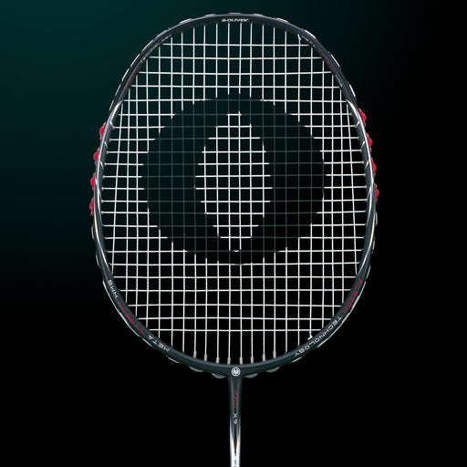 Oliver Badmintonschläger Modell Phantom X9, schwarz-weißer Schläger vor einem dunklen Hintergrund