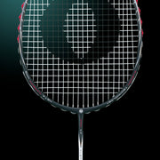 Oliver Badmintonschläger Modell Phantom X9, schwarz-weißer Schläger vor einem dunklen Hintergrund