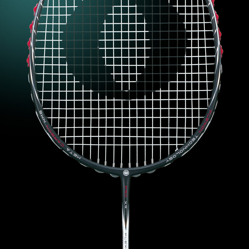 Oliver Badmintonschläger Modell Phantom X9, schwarz-weißer Schläger vor einem dunklen Hintergrund