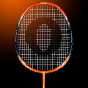 Oliver Badmintonschläger Set Fresh 30, orangener Schläger mit bunten Akzenten für Federball auf dunklem orangenem Hintergrund