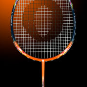 Oliver Badmintonschläger Set Fresh 30, orangener Schläger mit bunten Akzenten für Federball auf dunklem orangenem Hintergrund