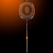 Oliver Badmintonschläger Set Fresh 30, orange-blauer Schläger mit bunten Akzenten für Federball auf dunklem orangenem Hintergrund