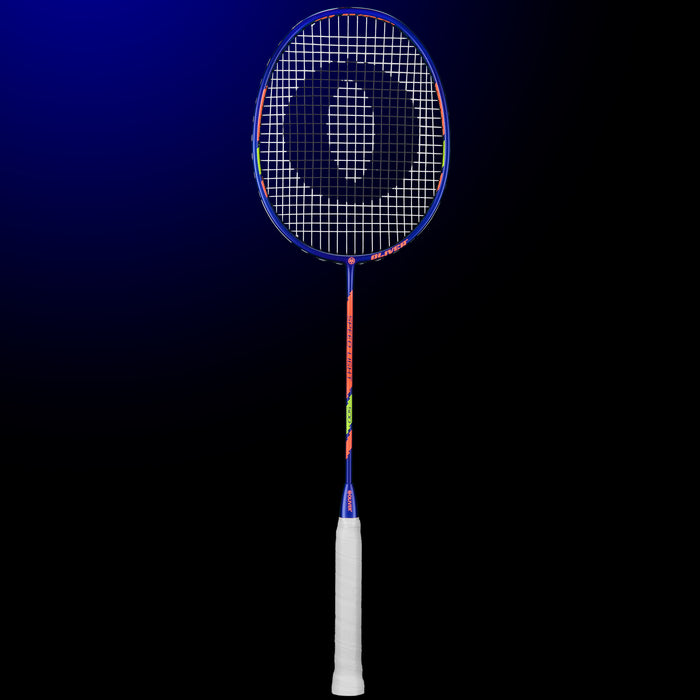 Oliver Badmintonschläger Modell Speedlight 500, dunkelblau-roter Schläger mit weißem Griff vor einem dunklen blauen Hintergrund