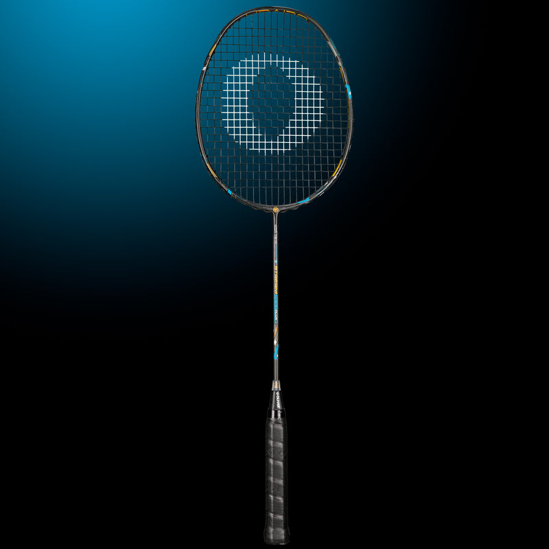Oliver Badmintonschläger Modell Stream 600, schwarzer Schläger mit blauem Design und schwarzem Griff vor einem dunklen blauen Hintergrund