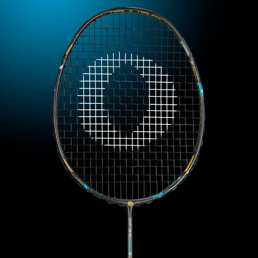 Oliver Badmintonschläger Modell Stream 600, schwarzer Schläger mit blauem Design vor einem dunklen blauen Hintergrund