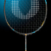 Oliver Badmintonschläger Modell Stream 600, schwarzer Schläger mit blauem Design vor einem dunklen blauen Hintergrund