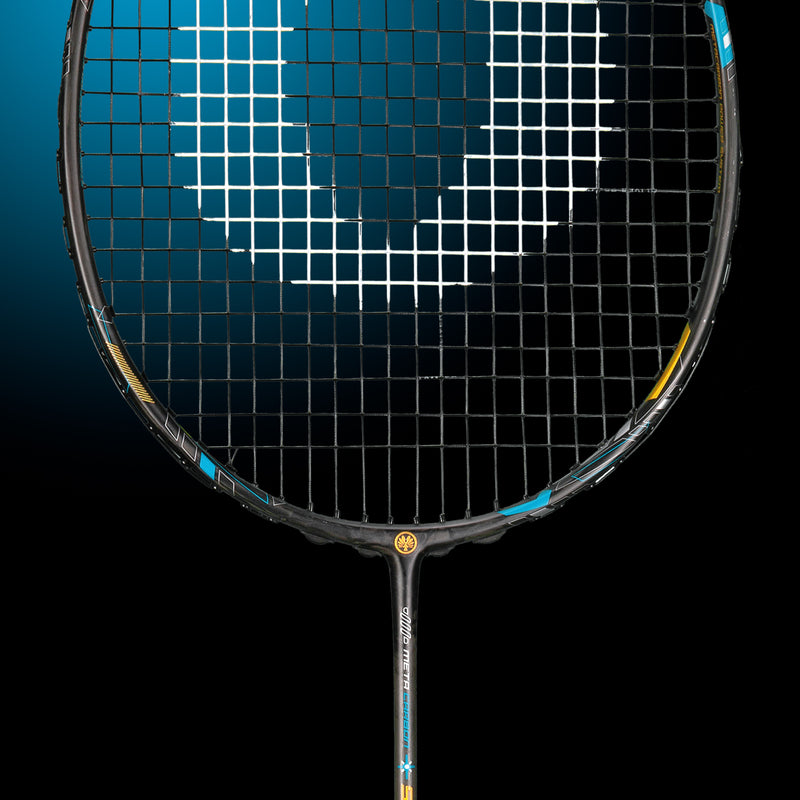 Oliver Badmintonschläger Modell Stream 600, schwarzer Schläger mit blauem Design vor einem dunklen blauen Hintergrund