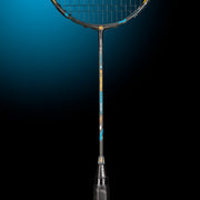 Oliver Badmintonschläger Modell Stream 600, schwarzer Schläger mit blauem Design und schwarzem Griff vor einem dunklen blauen Hintergrund