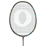 Oliver Badmintonschläger Modell Stream 600, schwarzer Schläger mit blauem Design vor einem weißen Hintergrund