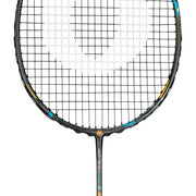 Oliver Badmintonschläger Modell Stream 600, schwarzer Schläger mit blauem Design vor einem weißen Hintergrund