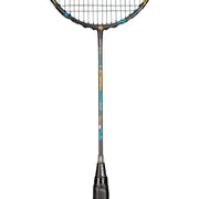 Oliver Badmintonschläger Modell Stream 600, schwarzer Schläger mit blauem Design und schwarzem Griff vor einem weißen Hintergrund