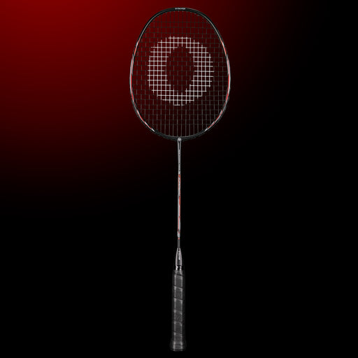 Oliver Badmintonschläger Modell Superbird S7, schwarzer Schläger mit rotem Design und schwarzem Griff vor einem dunklen roten Hintergrund