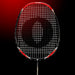 Oliver Badmintonschläger Modell Superior 300, schwarz-roter Schläger vor einem dunklen roten Hintergrund