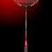 Oliver Badmintonschläger Modell Superior 300, schwarz-roter Schläger mit schwarzem Griff vor einem dunklen roten Hintergrund