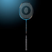 OLIVER Badmintonschläger Modell Supralight S6.2, blauer Badmintonschläger vor einem dunklen Hintergrund