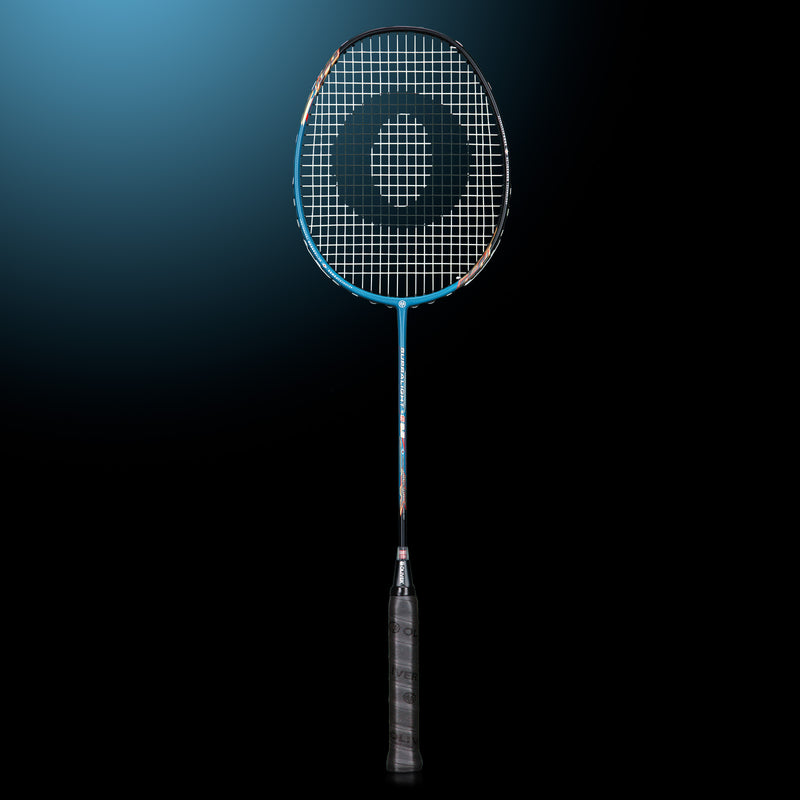 OLIVER Badmintonschläger Modell Supralight S6.2, blauer Badmintonschläger vor einem dunklen Hintergrund