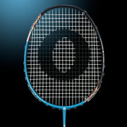OLIVER Badmintonschläger Modell Supralight S6.2, dunkelblauer Schlägerkopf vor einem dunklen Hintergrund