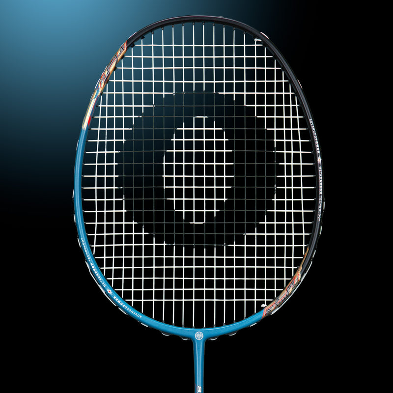 OLIVER Badmintonschläger Modell Supralight S6.2, dunkelblauer Schlägerkopf vor einem dunklen Hintergrund