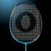 OLIVER Badmintonschläger Modell Supralight S6.2, dunkelblauer Schlägerkopf vor einem dunklen Hintergrund