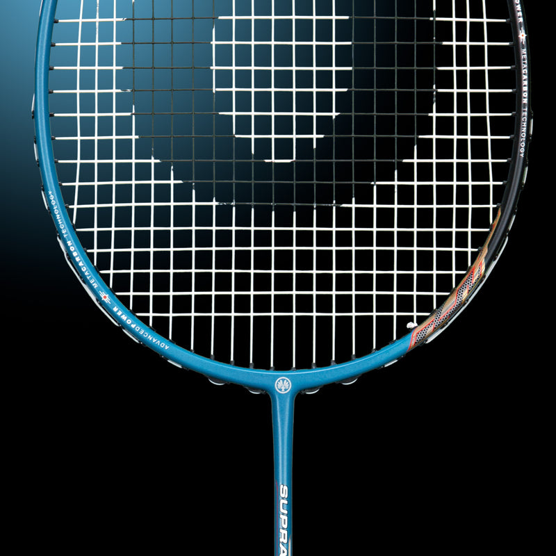 OLIVER Badmintonschläger Modell Supralight S6.2, Ausschnitt des Badmintonkopfs und Schafts vor einem dunklen Hintergrund