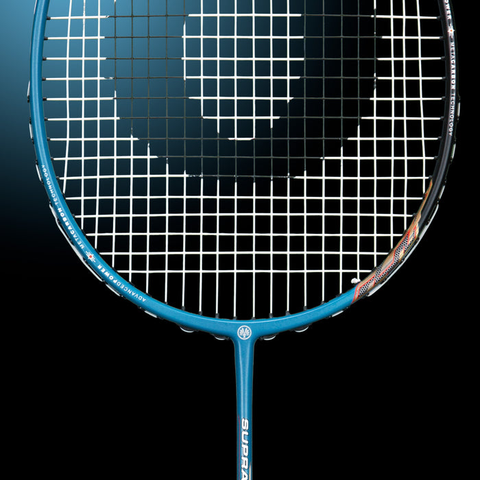 OLIVER Badmintonschläger Modell Supralight S6.2, Ausschnitt des Badmintonkopfs und Schafts vor einem dunklen Hintergrund