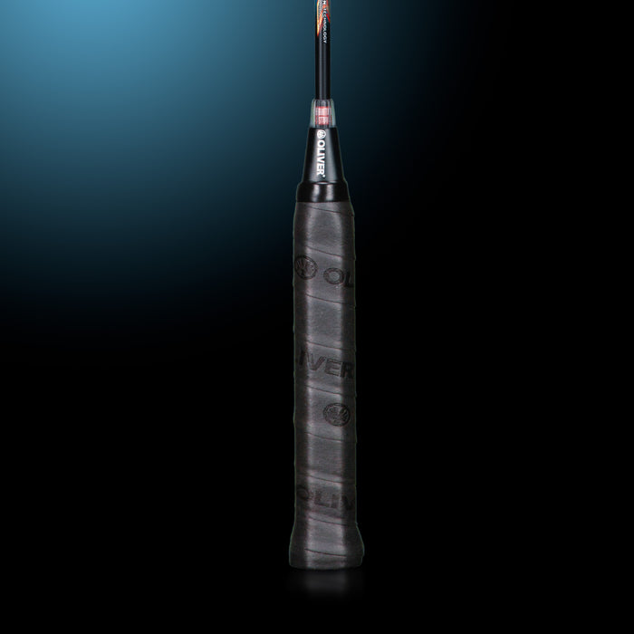OLIVER Badmintonschläger Modell Supralight S6.2, Schaft mit schwarzem  Griffband vor einem dunklen Hintergrund