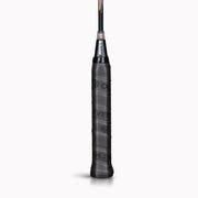 OLIVER Badmintonschläger Modell Supralight S6.2, Schaft mit schwarzem  Griffband vor einem weißen Hintergrund