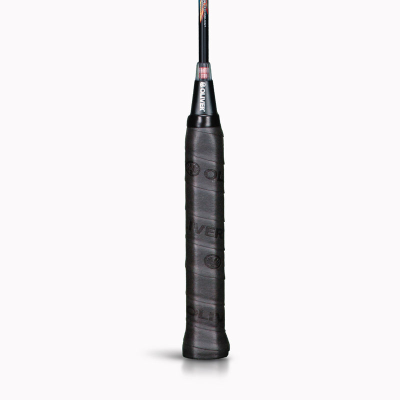 OLIVER Badmintonschläger Modell Supralight S6.2, Schaft mit schwarzem  Griffband vor einem weißen Hintergrund