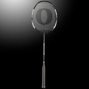 Oliver Badmintonschläger Modell T-50 Power Tour, silber-schwarzer Schläger mit schwarzem Griff vor einem dunklen Hintergrund