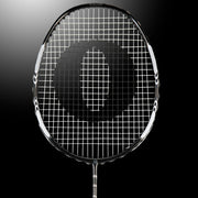 Oliver Badmintonschläger Modell T-50 Power Tour, silber-schwarzer Schläger vor einem dunklen Hintergrund