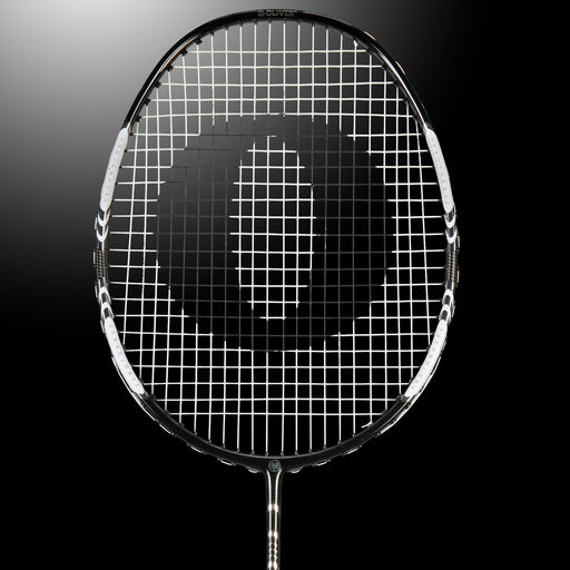 Oliver Badmintonschläger Modell T-50 Power Tour, silber-schwarzer Schläger vor einem dunklen Hintergrund