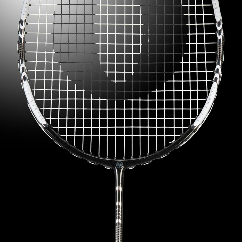 Oliver Badmintonschläger Modell T-50 Power Tour, silber-schwarzer Schläger vor einem dunklen Hintergrund
